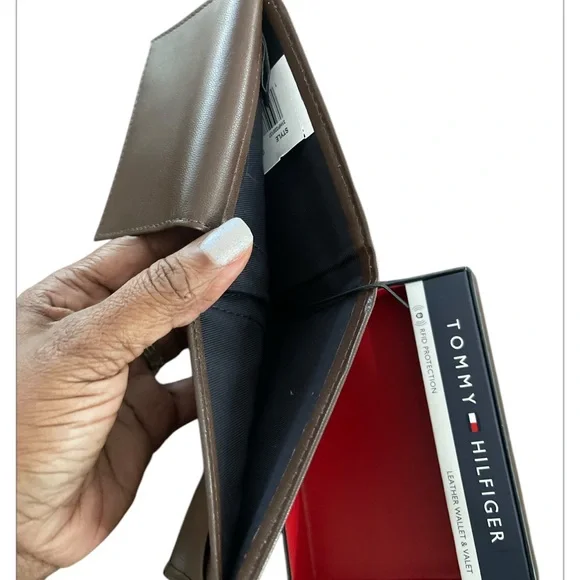 Sold-Tommy Hilfiger Leather Men's Wallet with RFID -NWT $49.50 retail - Picture 4 of 5